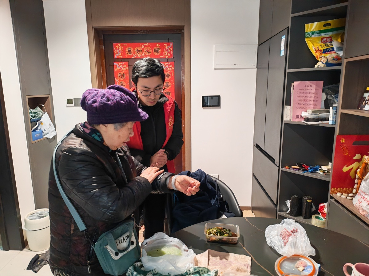 宁波江北志愿者暖心帮助八旬受伤老人近日，宁波江北，八旬老人手部受伤不便做饭，志