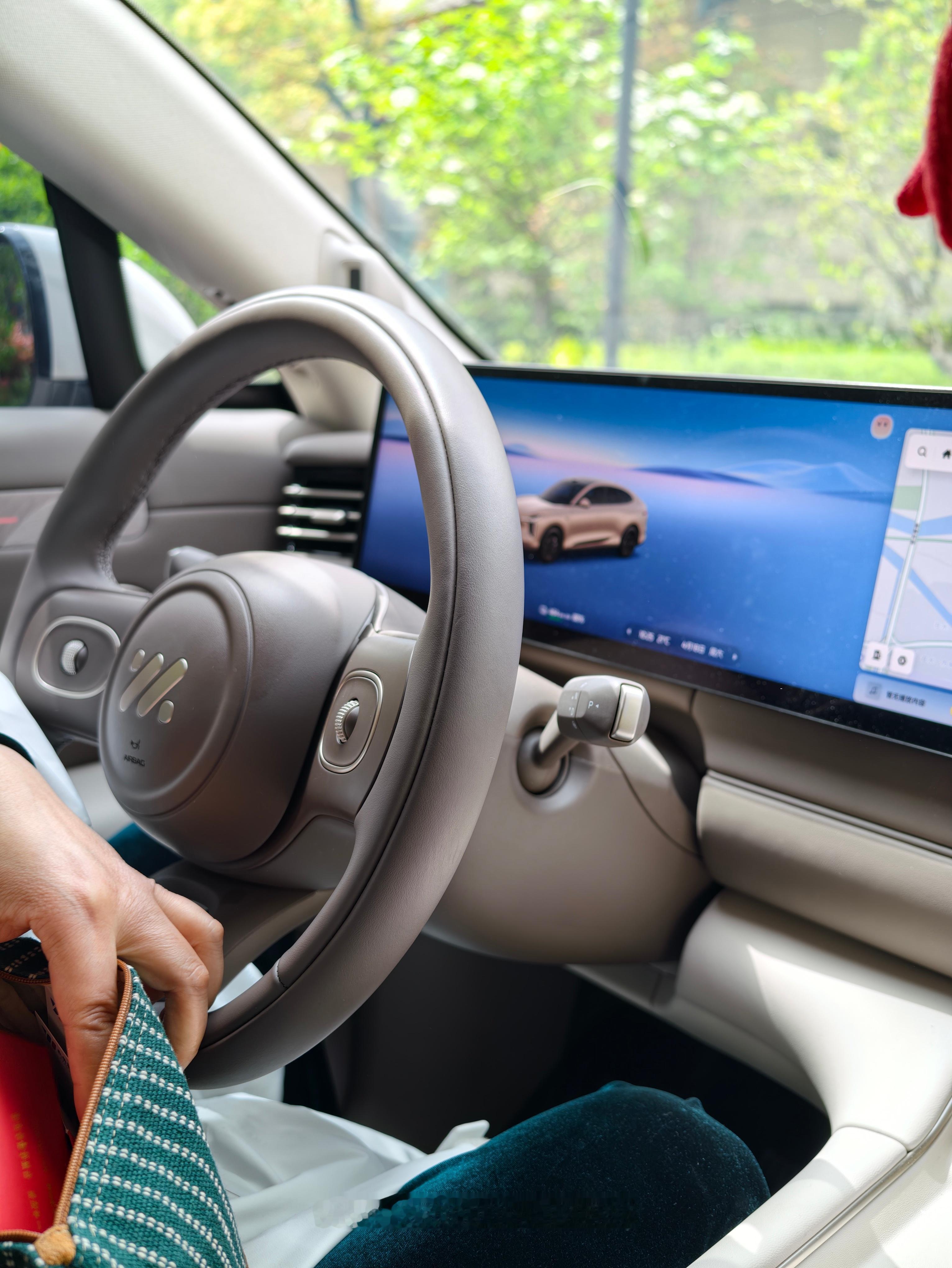 昨天媒介疑似查岗，来问我智己ls6有没有卖掉答：我妈每天都在开，非常满意我问我妈