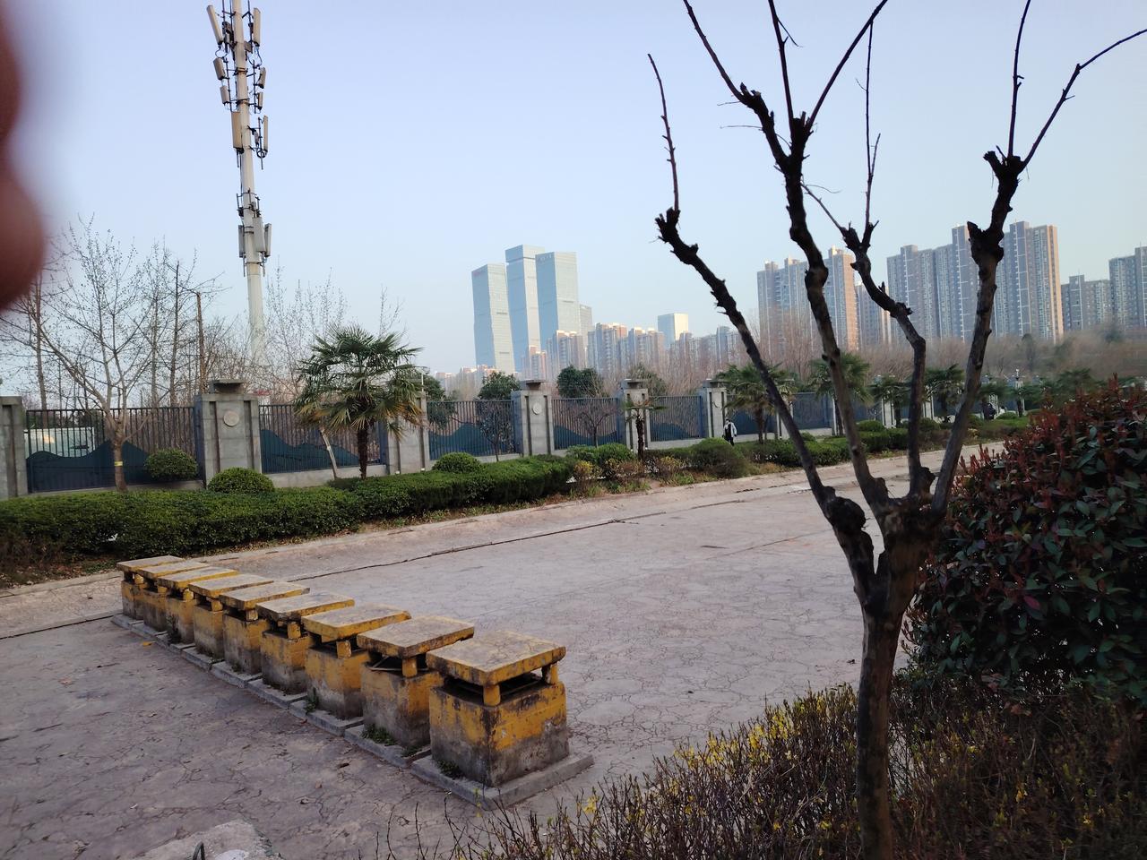 讲台授课正殷殷，学子告急欲出门。师者仁心随口允，岂知横祸自天临。校长走课