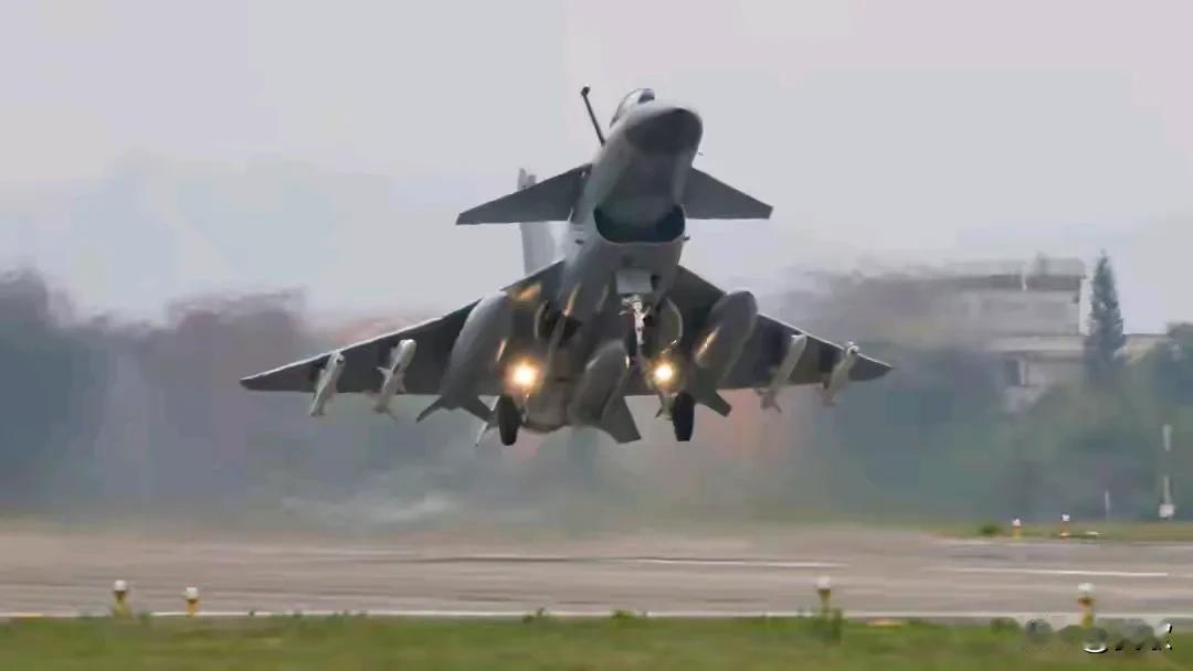 高市早苗掀桌子要“动武”吗最近，日本新首相高市早苗说了一番让人震惊的话。她在