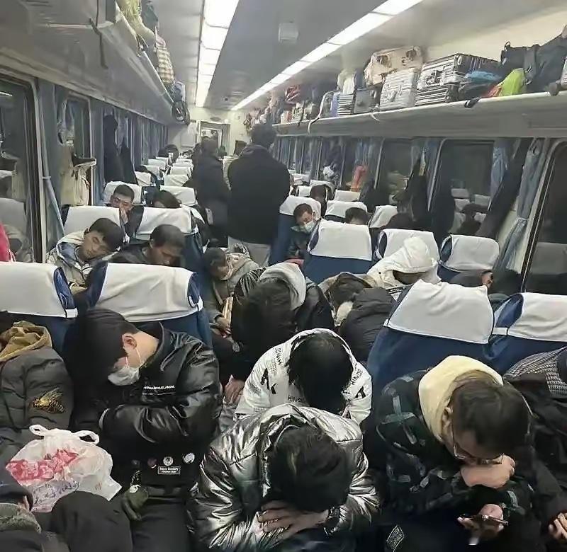 昆山那边最近有个事儿挺神的。听说好几家大厂，直接把夜班给干掉了。就因为现在的年轻