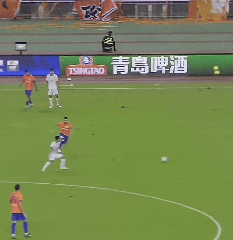 国安被打懵了，池忠国更是被打懵了……这么低级的传球失误，最神奇的是失误之后池忠