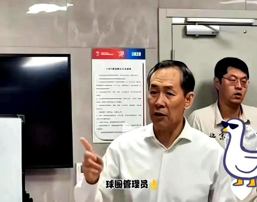 北京北汽男篮主教练许利民背后的那个眼镜哥浮出面，他就是李翔，在球员时代效力于北京