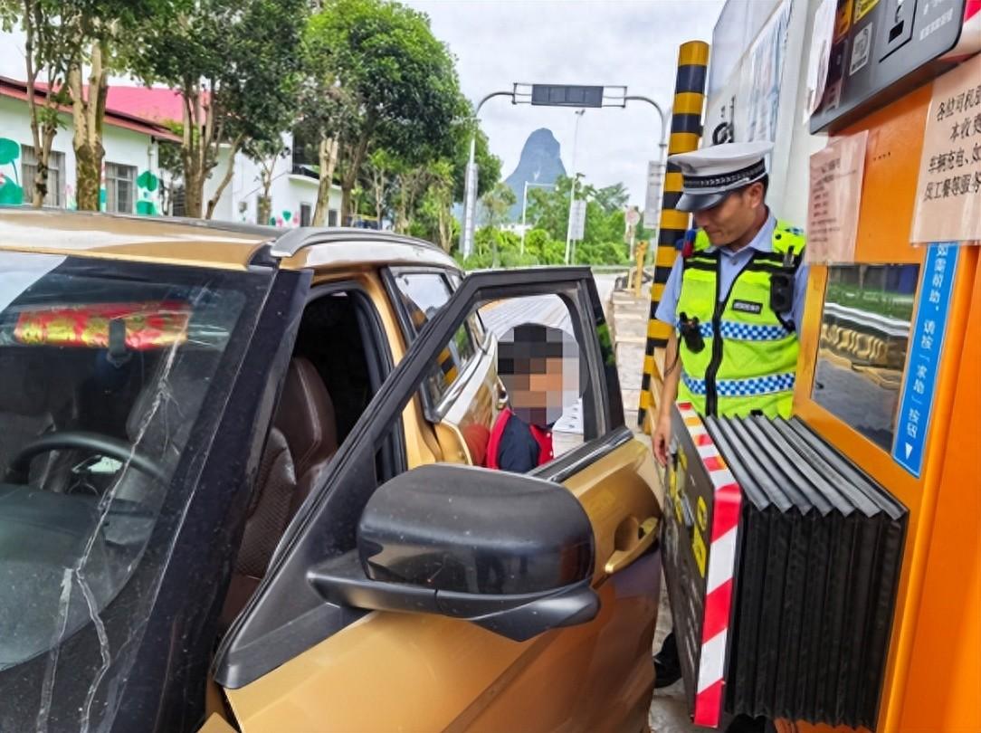 桂林12岁男孩偷开邻居车，高速开了6小时！被查还谎称自己有矮小症。这事听