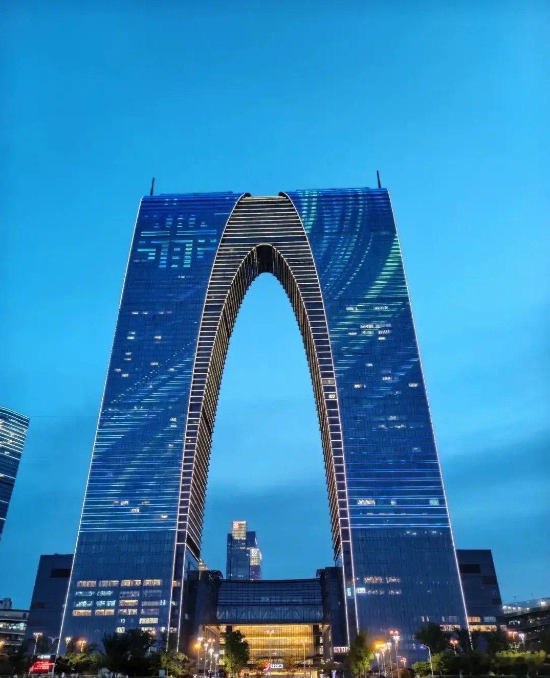苏州市A股上市公司市值十强1.东山精密目前每股211.39元，总市值3871.8