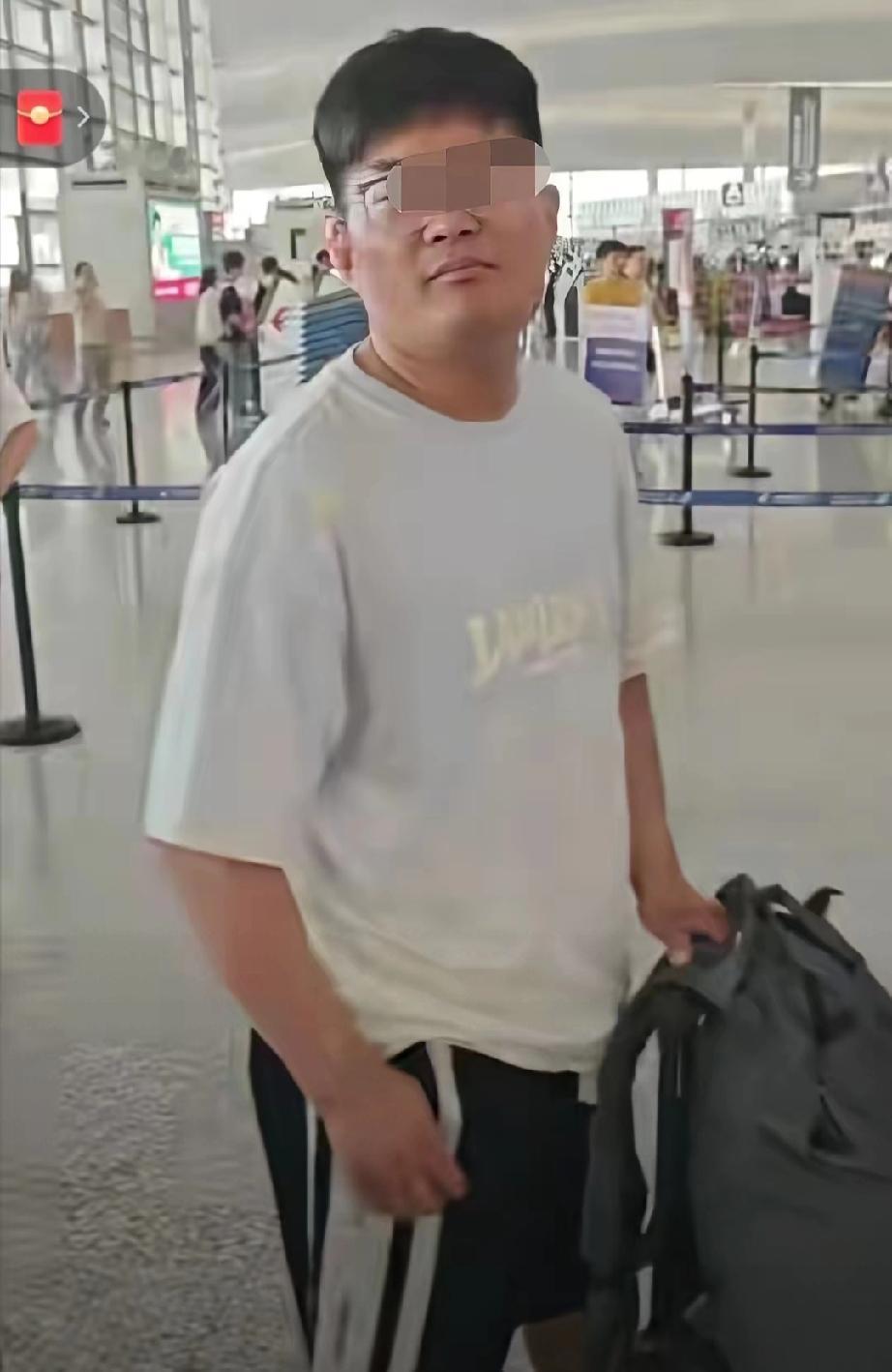 南京禄口机场，一家四口插队不成还动手打人，最后赔偿3500元。博主为了息事宁人删