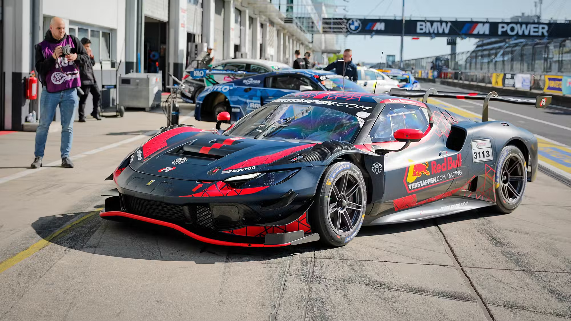 F1AMuS：维斯塔潘于今日在德国纽博格林北环测试法拉利296GT3赛车，据