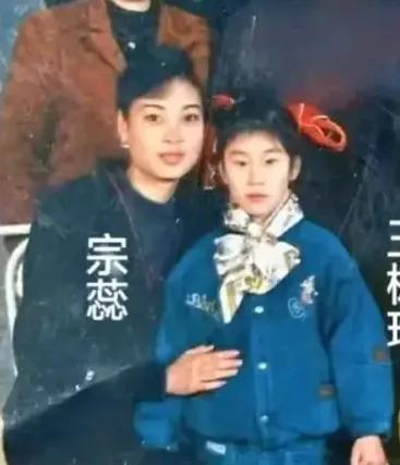 都说侄女像姑姑，宗馥莉长得不像姑姑，眉眼之间倒有几分像姑姑的女儿。宗蕊也算幸运了