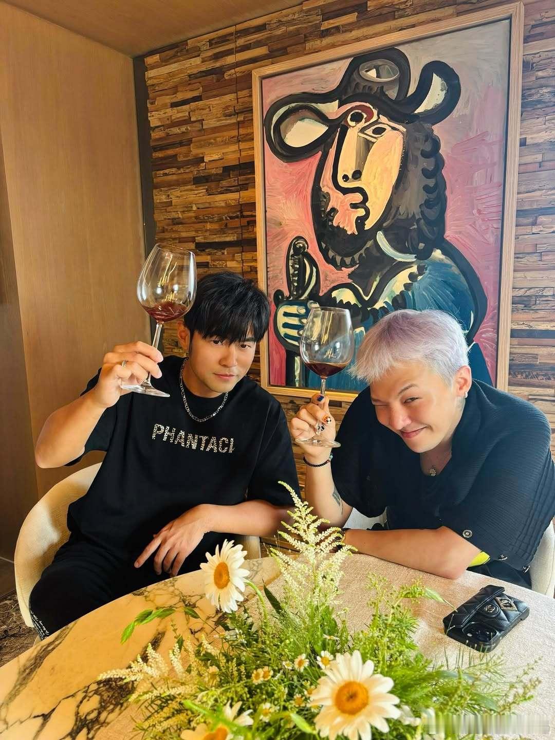 周杰伦邀请权志龙来家中做客权志龙今日，“周董”周杰伦（JayChou）发布图