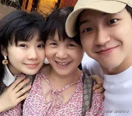 吃晚饭时我跟妈妈提起：福原爱宣布再婚怀孕了。妈妈放下筷子，叹了口气说：这姑娘