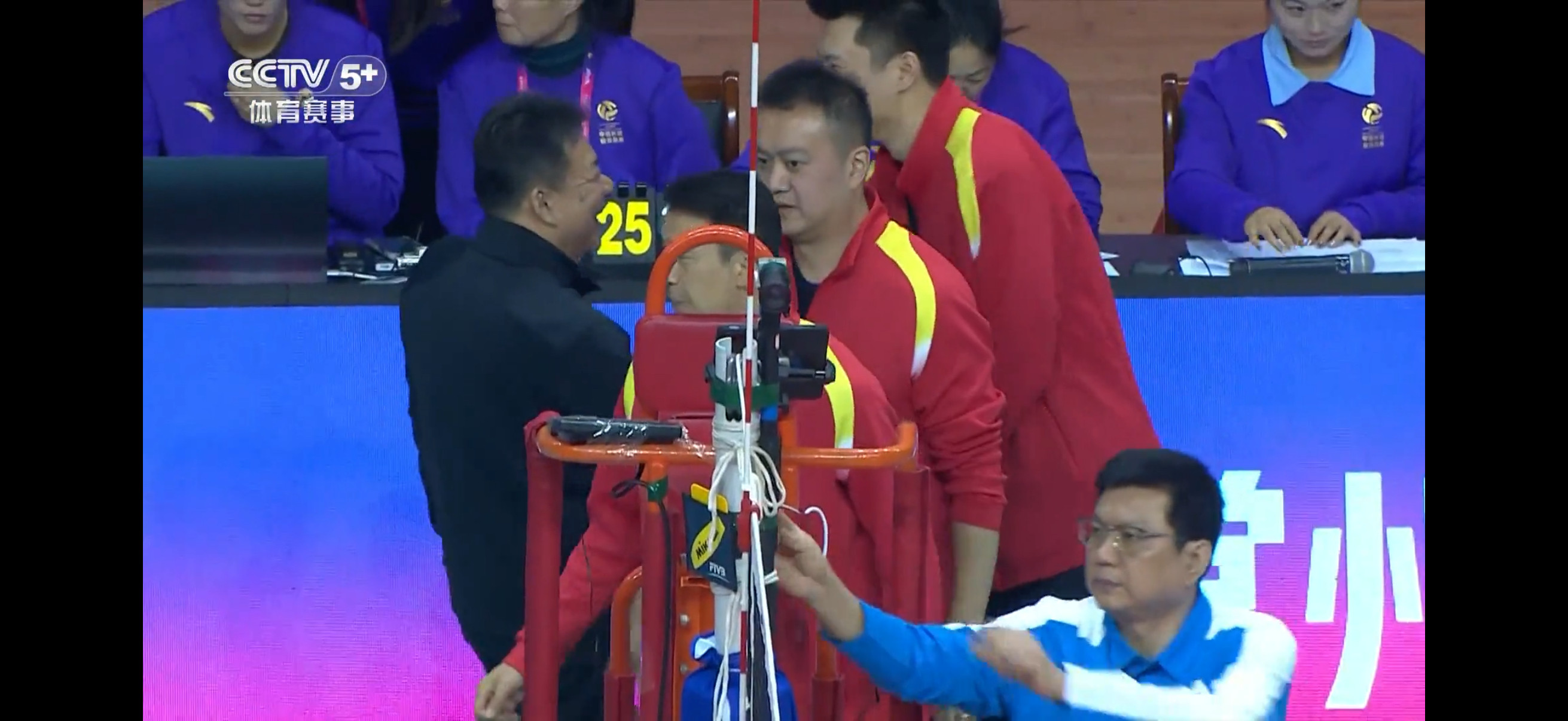 江苏女排0-3遭遇上海女排零封（20-25，23-25，18-25）江苏女排vs