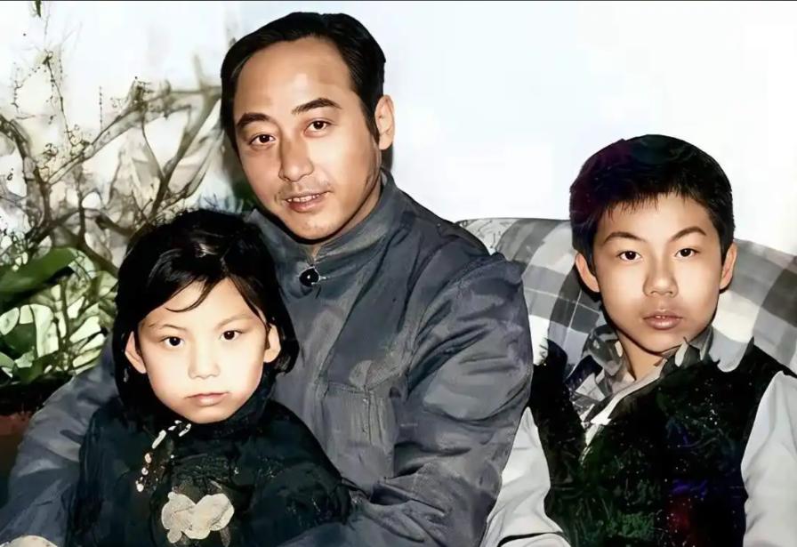 庄飙是庄则栋与鲍蕙荞的儿子。少年音乐天才，考上中央音乐学院附中。入学一周被劝退，