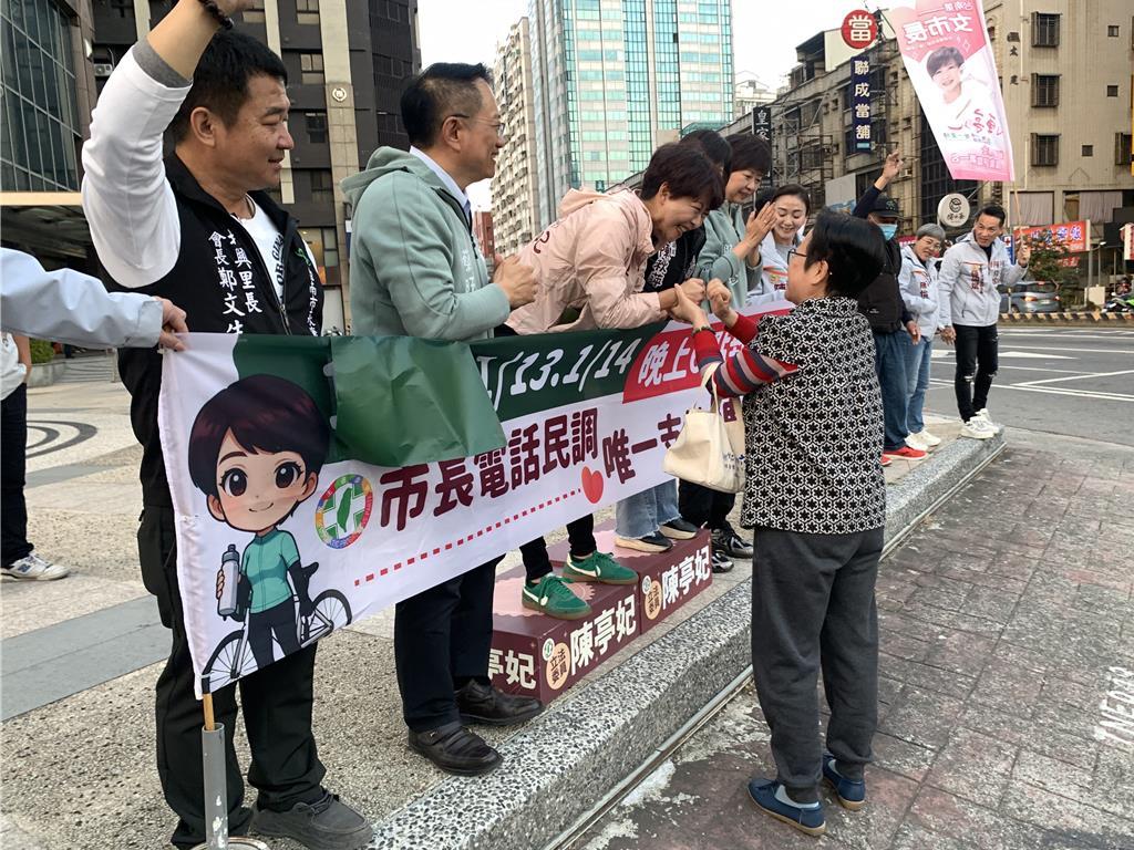 最后关头，陈亭妃站路口拜票吁选民唯一支持台南400年来第一位女市长民进党县市