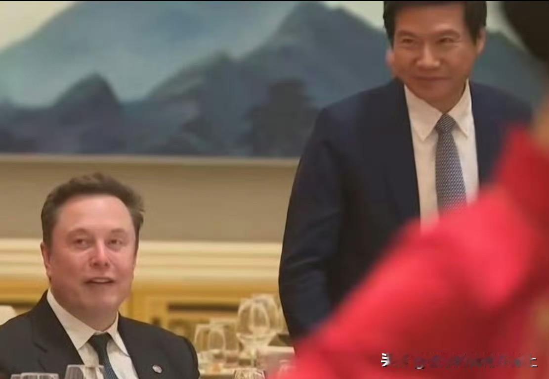 从后面突然拍人家人家根本不认识他一脸不耐烦然后强行跟人家自拍🤳这就是你