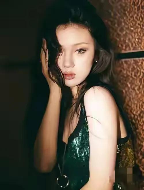 大家不要再羡慕单依纯了，我们永远不可能成为她仅凭敢说敢做敢穿，就大多数人