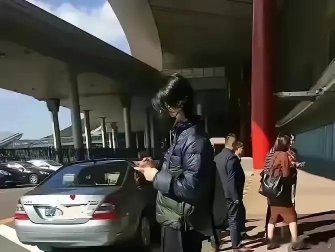 王菲在北京等网约车的画面，她穿一件皱巴巴的羽绒服黑色裤子，又高又瘦！气质真的超级