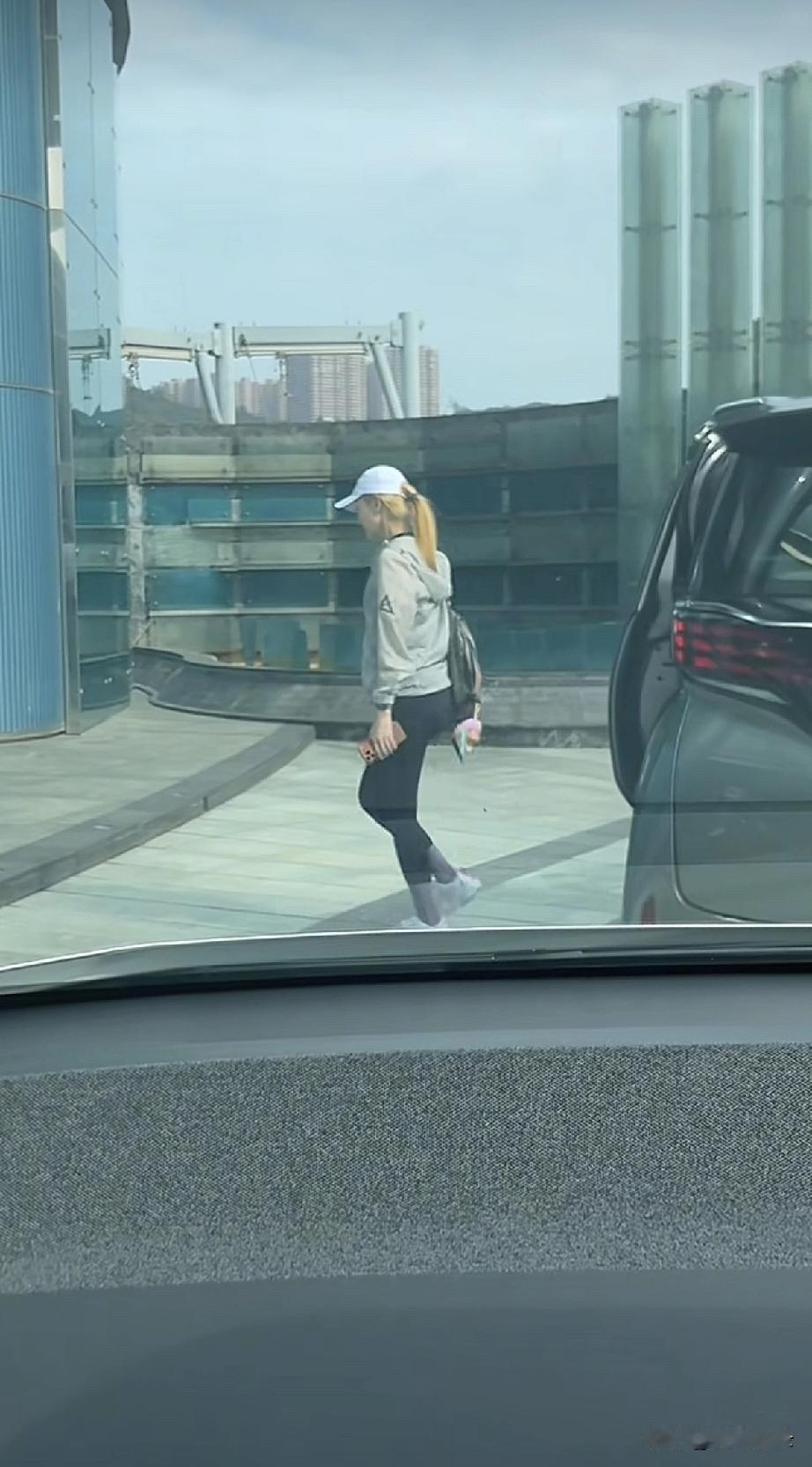 李嘉欣回晓庐豪宅，腰胯宽到离谱，打扮邋遢毫无女神样！当天的她打扮得格外随意，甚至