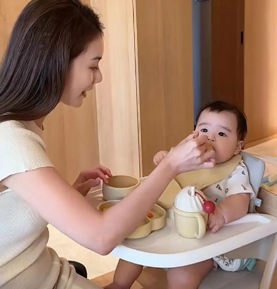 马筱梅在社交平台发新视频了，就是喂她家六个月大的小宝贝吃胡萝卜泥那段。小家伙吧唧