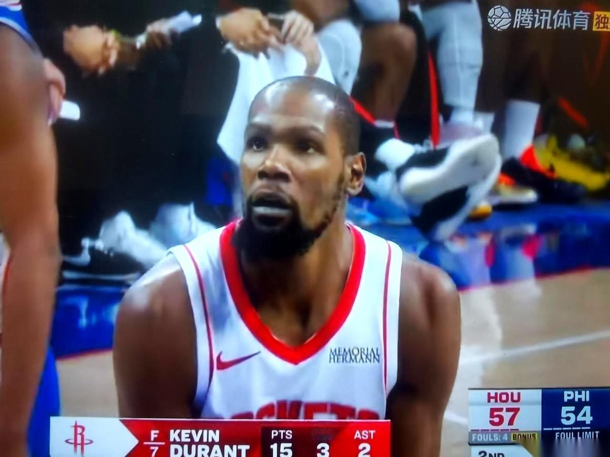 终场前1.3秒，115平。76人王牌后卫马克西一个闪电突破，球出手，被盖掉。全