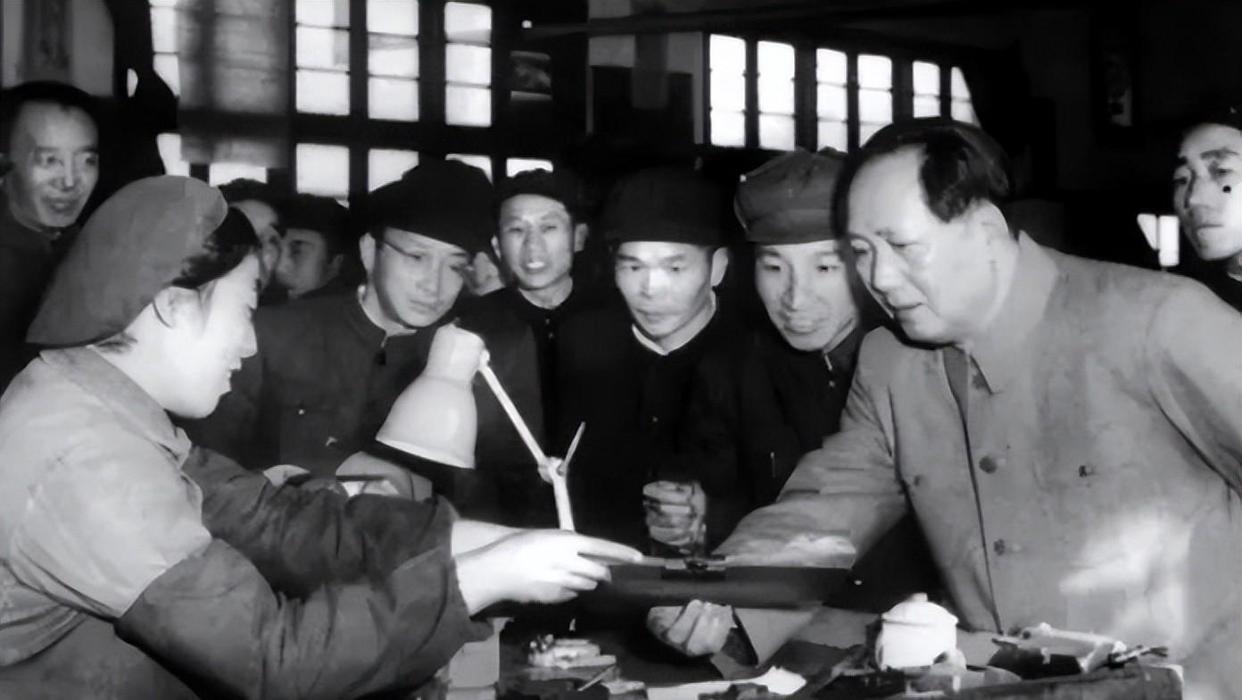 这世上总有那么些人，耳朵根子硬得很，毛主席的话听不进去，满脑子都是自个儿那点私心