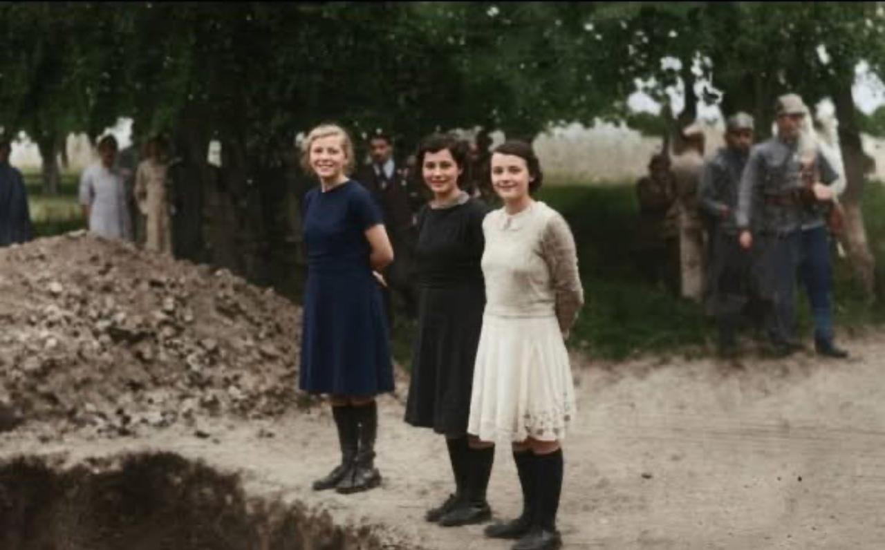 1941年的照片，照片中三位来自萨格勒布的年轻女子站着。双手被绑、面带前，行刑前