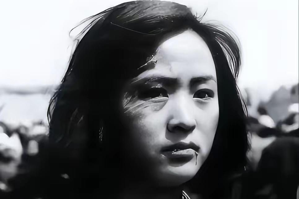 1943年冬，记者叶曼之为一名被害的女共产党员拍遗照，竟然罕见的拿不稳相机，镜头
