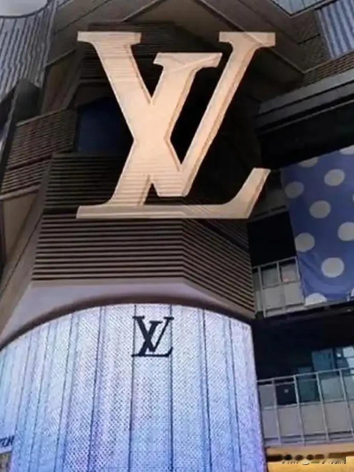LV要彻底退出贵州了。贵阳荔星中心店这个月底关门，整个贵州再也没有LV了。过