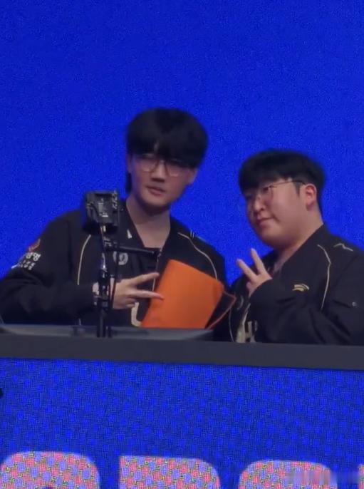 Shadow经纪公司搞笑来的，本来是Delight与经纪公司续约，结果写成了和H