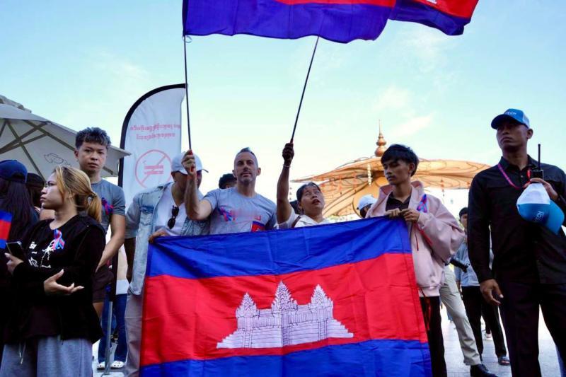 柬埔寨青联主席洪玛尼，也就是洪森的亲儿子，刚刚二婚新婚后，便在金边发起了和平游行