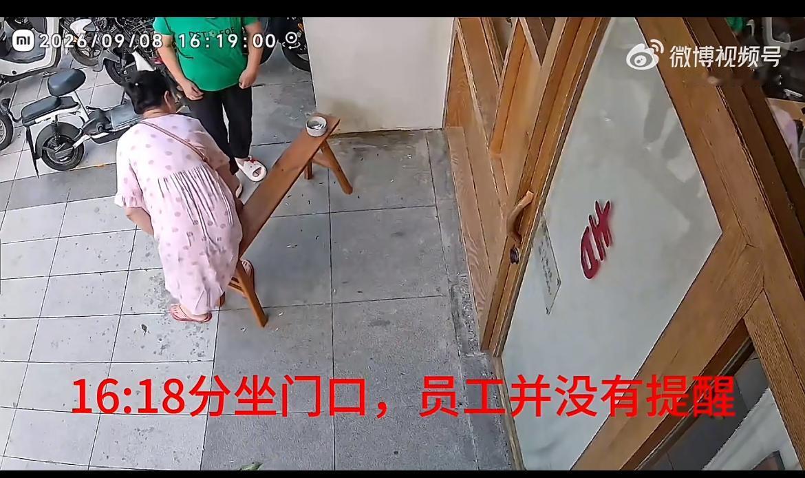 武汉几个大妈坐在一门店门口唠嗑，没想到他们一坐就是快一个小时，把这里当成了自家客