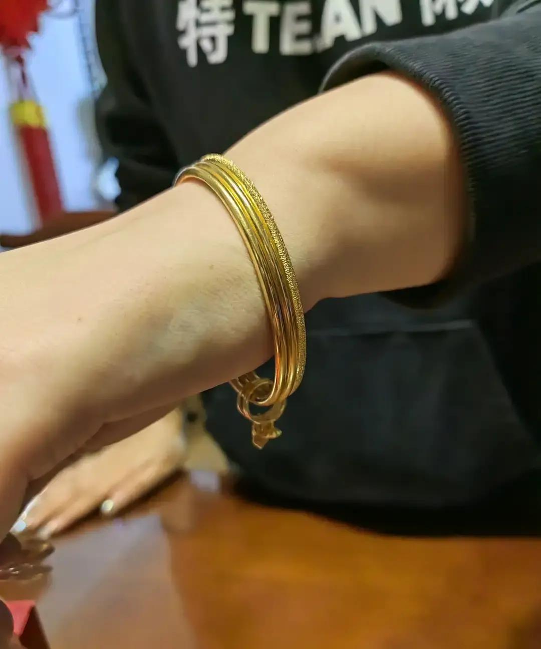 儿子结婚两年半，体重飙了三十多斤，儿媳也跟着涨了二十斤，冬至婆婆拿祖传金手镯想给