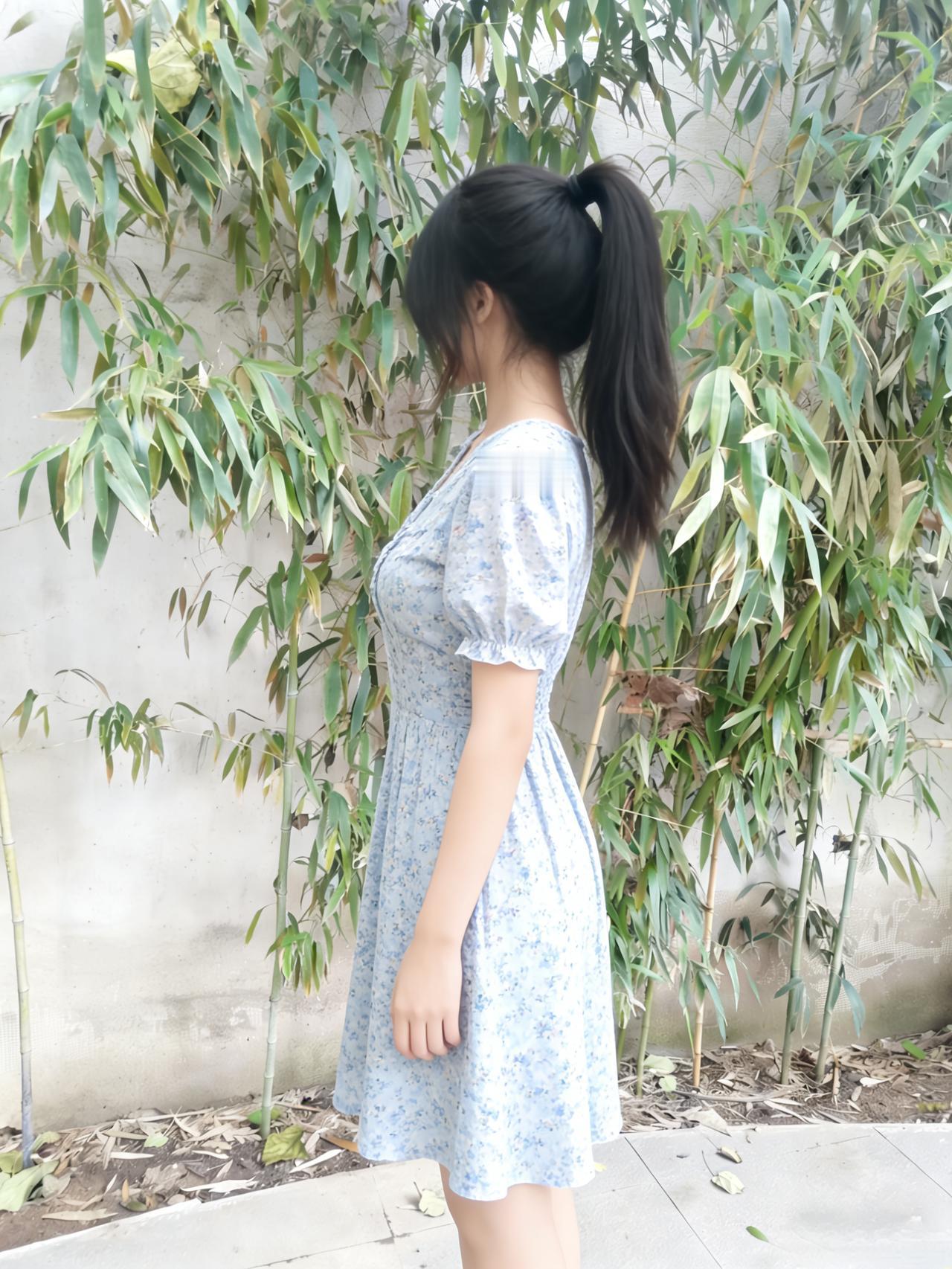 竹影筛下的光，碎在浅蓝裙上像撒了一把星星的碎屑，凉而软她的手轻触竹枝，指尖刚