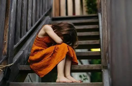 广东清远，41岁男子打篮球时，认识了一名11岁女孩，之后追了女孩2年，期间，不仅