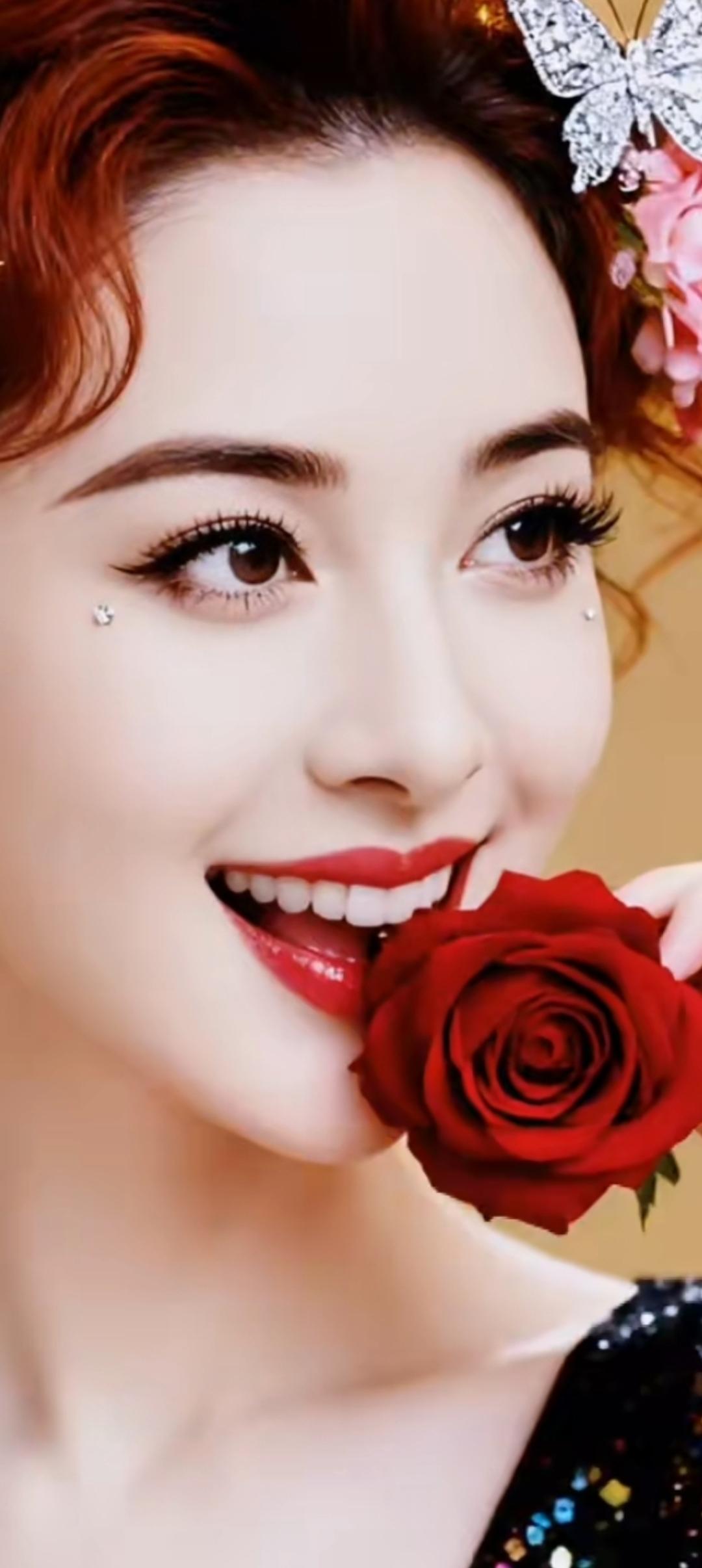 红玫瑰与甜美笑容的完美结合，绽放出浪漫的气息。🌹💄🌸