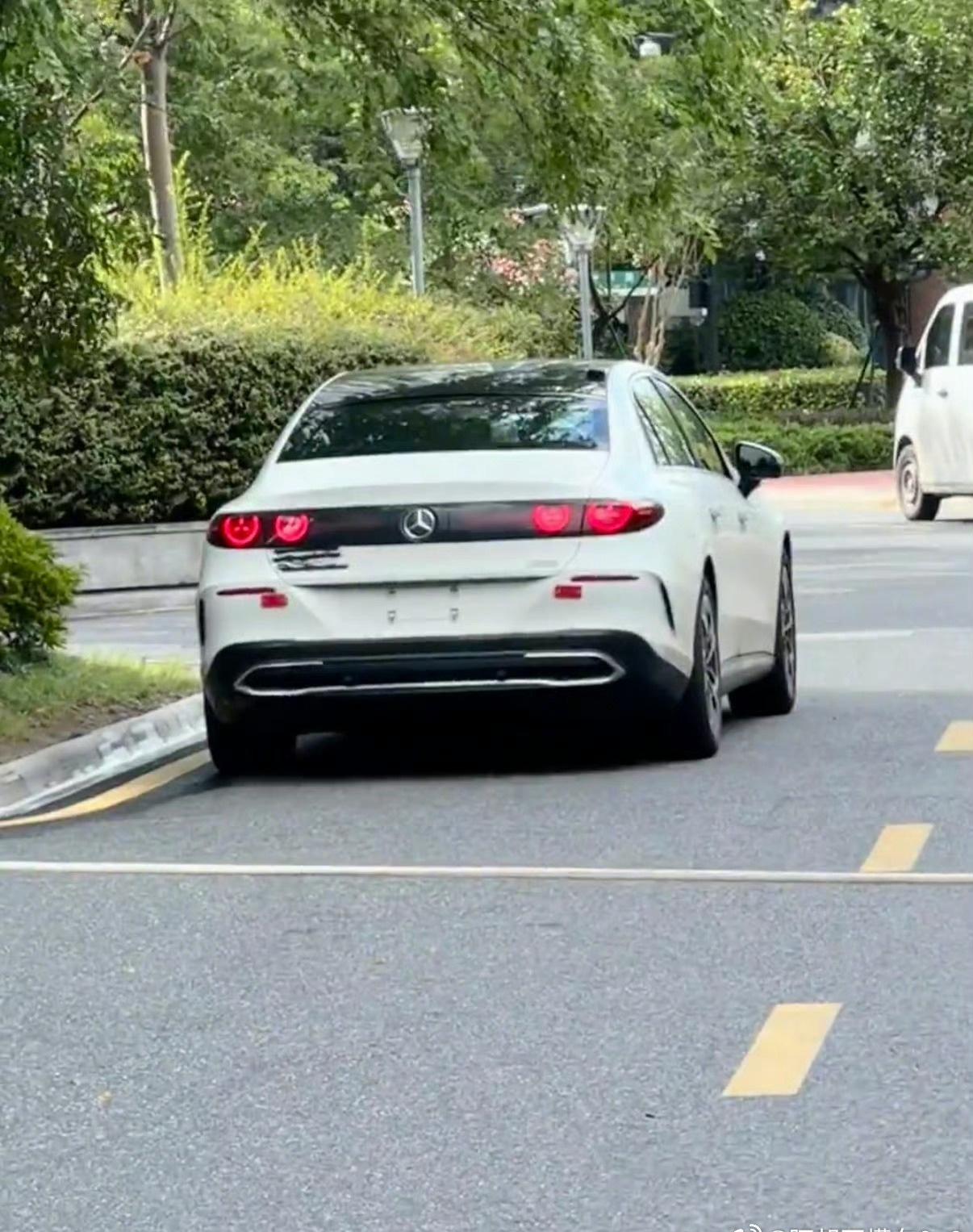 奔驰的纯电C级实车图曝光，怎么说呢。奔驰近几年的车没有那么一眼惊艳，但是过