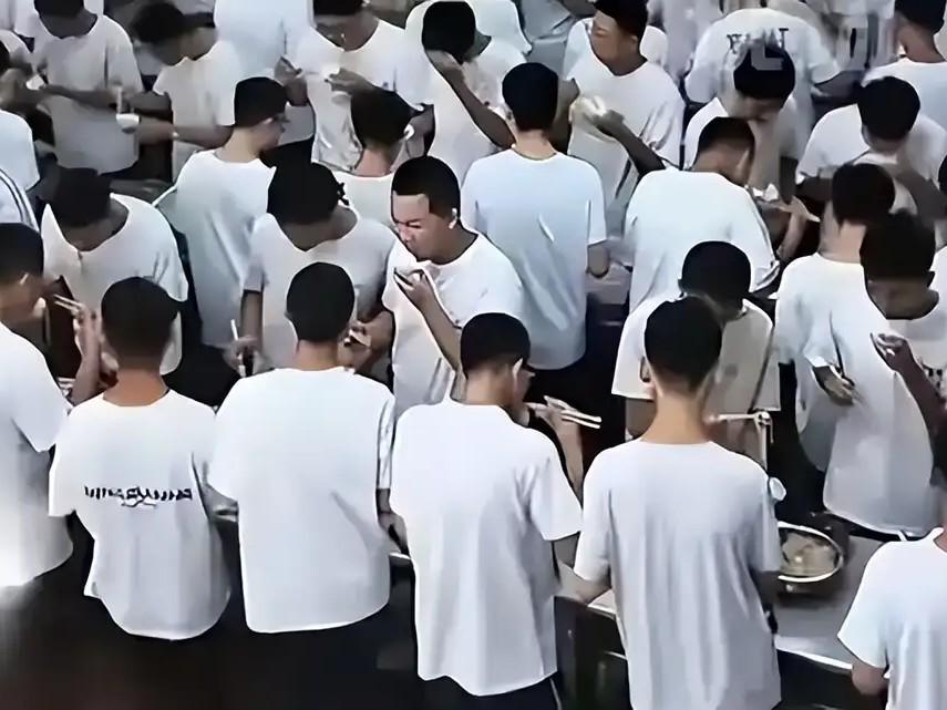 山东聊城某中学最近火了，原因是学校食堂没有凳子，学生全都站着吃饭，学校辩解这是他