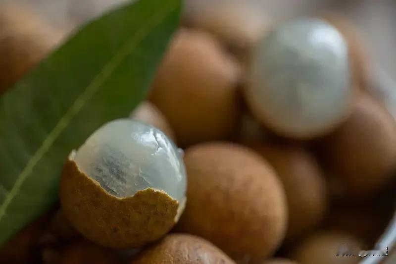 我打开冰箱拿水果，手一滑一盒桂圆掉了下来，散了一地。女儿看见了急忙蹲下来