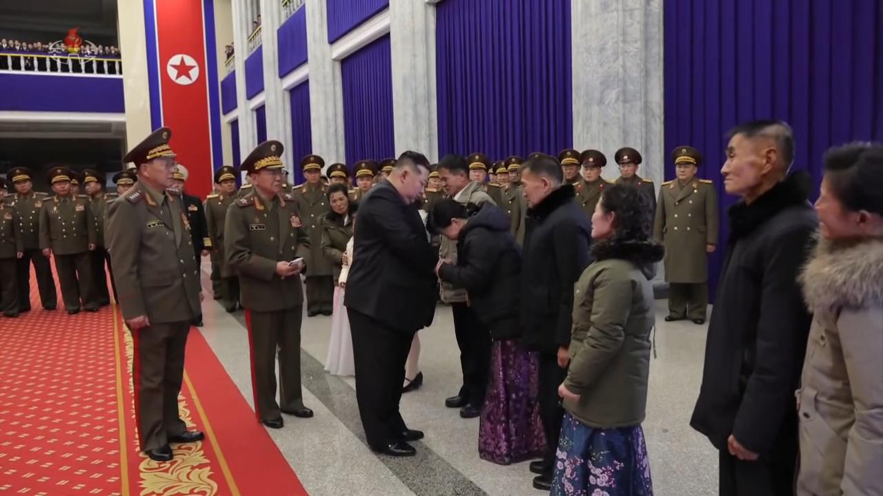 金正恩接见朝鲜第528工兵联队牺牲战士的家属时，一位家属情绪失控，玄松月不得不上