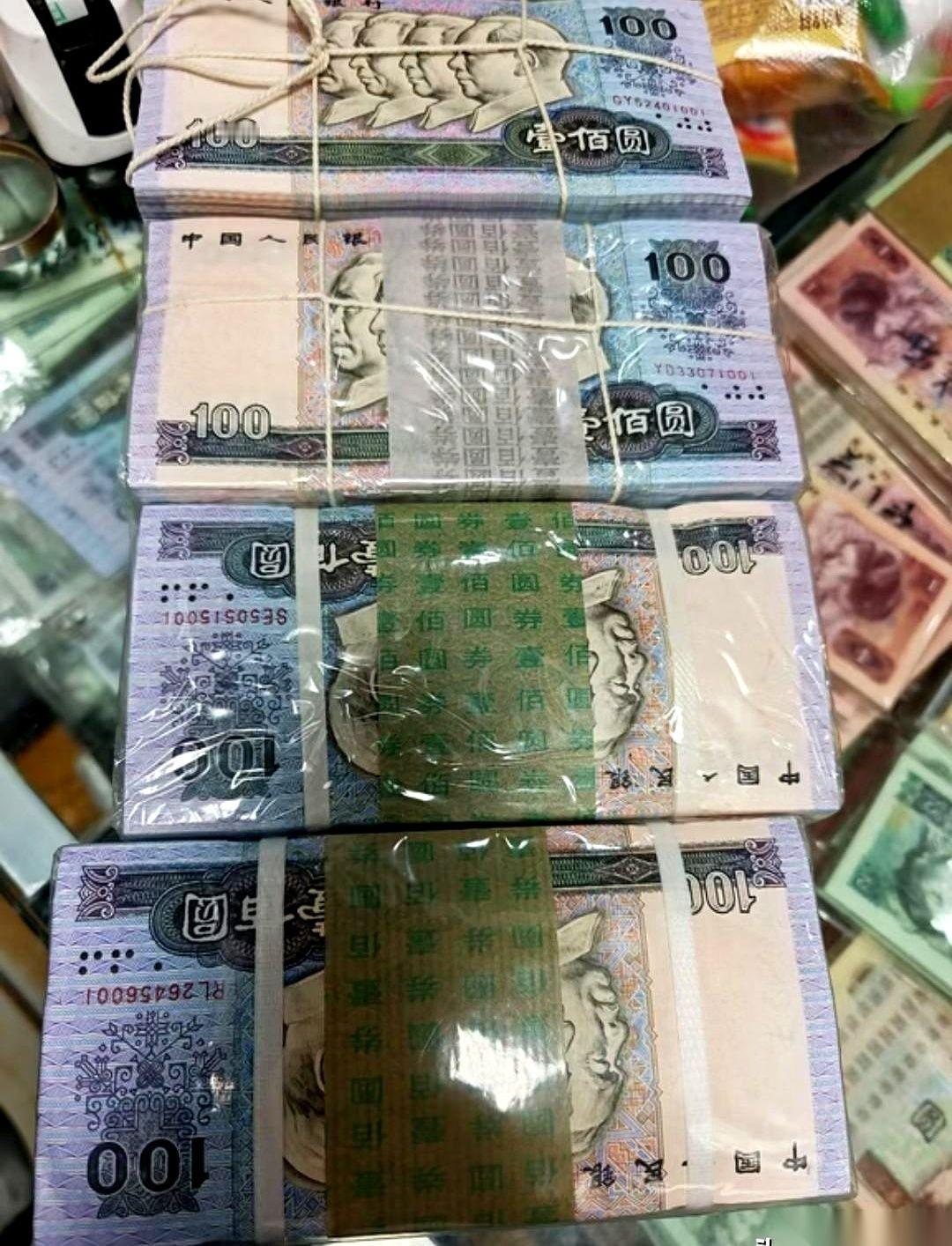 成捆成砖的旧钞票，就像大白菜一样堂而皇之地堆在柜台上。卖邮票的老头在那边闲得拍