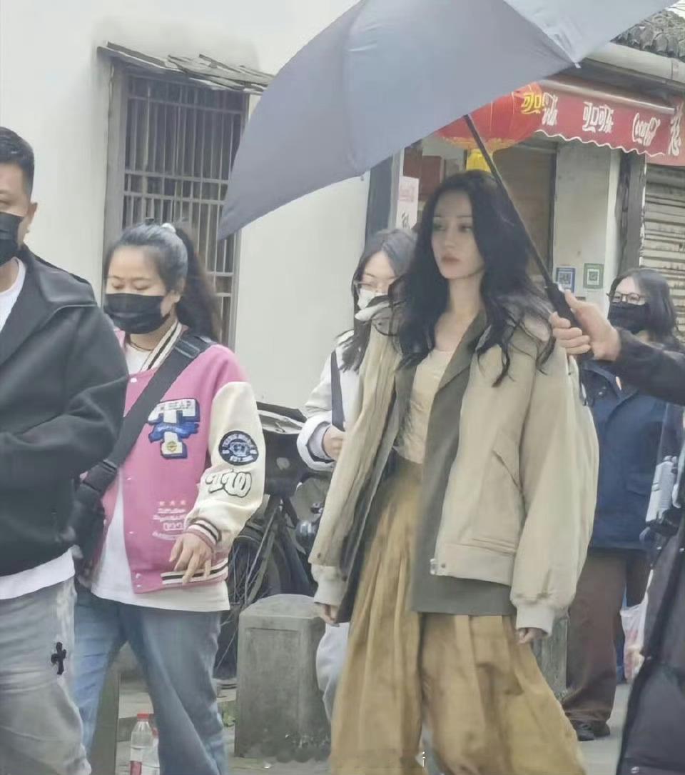 迪丽热巴现实中这么吓人的啊！？！！一直觉得她很漂亮是个浓颜系美女没想到现实生图