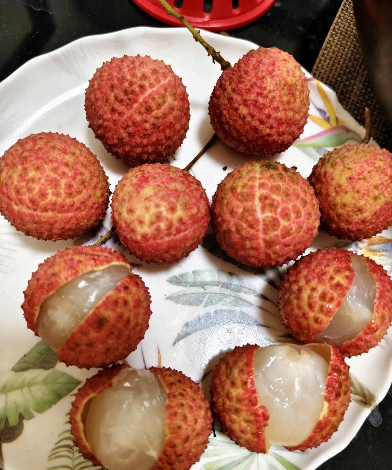 这才是正确剥荔枝的方式。不知道是去年荔枝吃少了还是其他原因，我觉得今年的荔枝特别