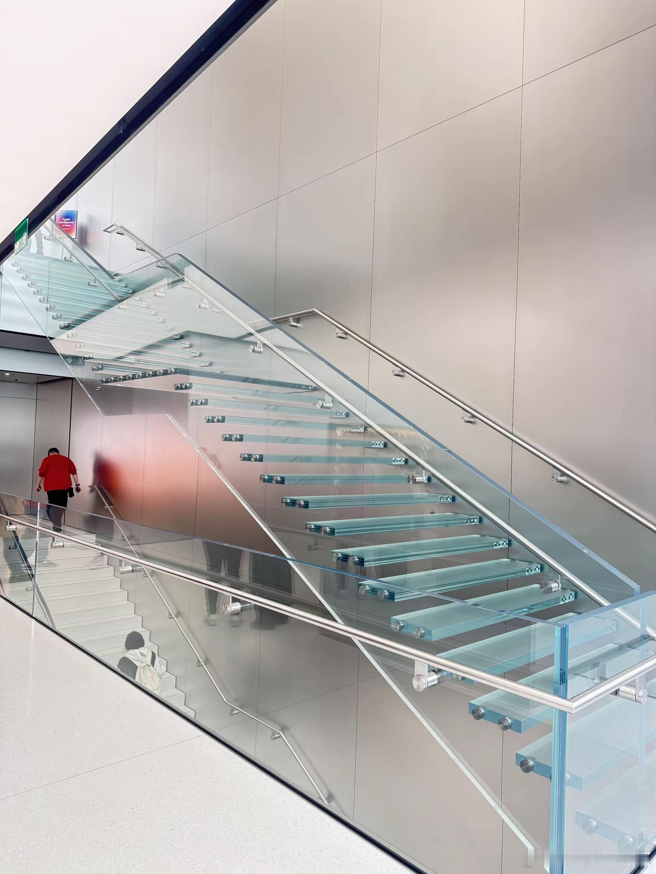 香港AppleStore的悬浮楼梯，据说是乔布斯亲自参与设计的，还申请有专利。
