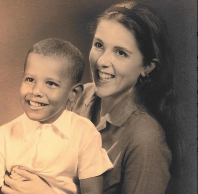 1961年，18岁的奥巴马母亲被黑人穷小子骗婚生子抛弃。她却一直告诉儿子：“你爸