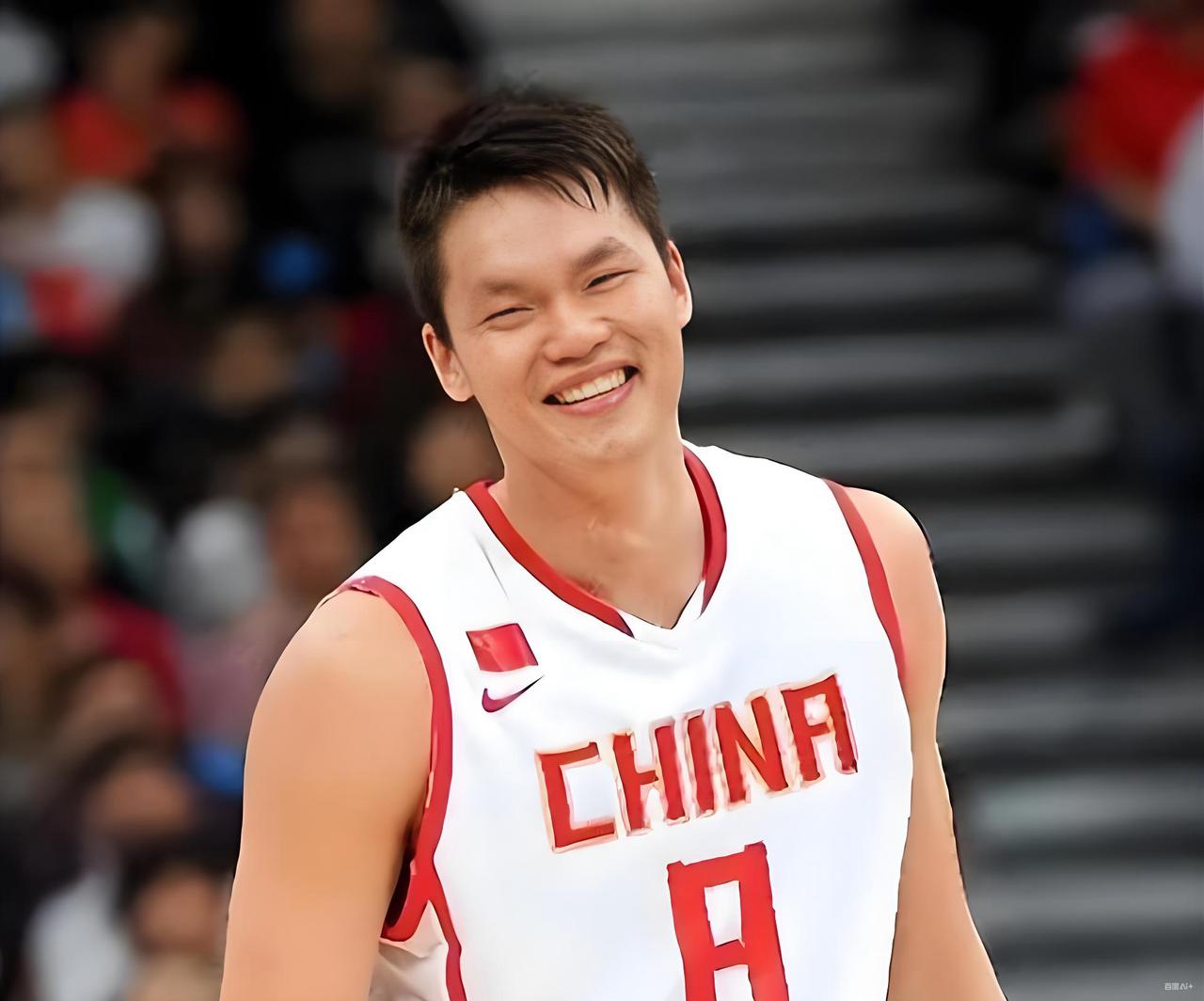 朱芳雨补强教练组！对阵宁波男篮的比赛中，不少球迷发现谢志纶出现在广东男篮教练组