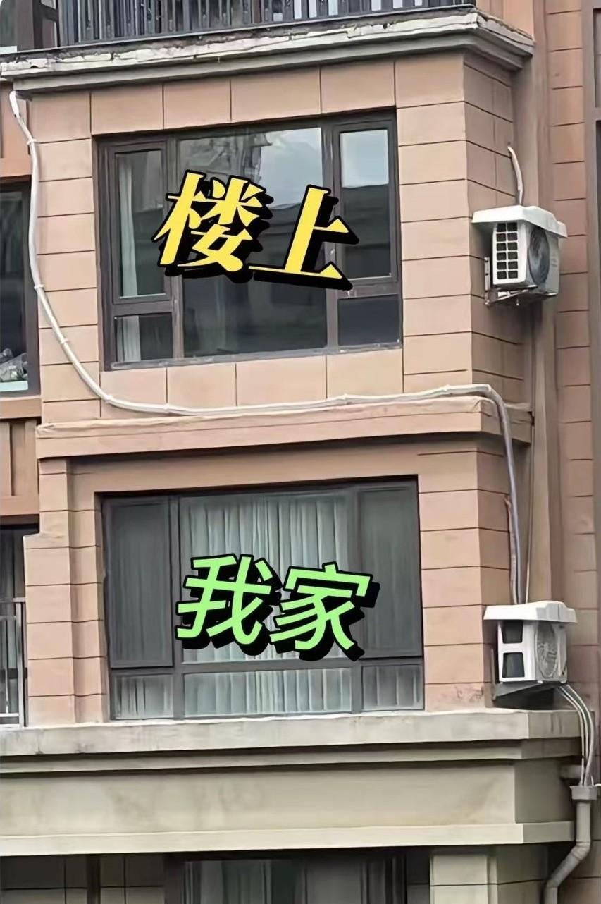 楼上私自接了一条透明排水管，沿着我家窗户，一直延伸到我家外墙，还将污水排入我家下