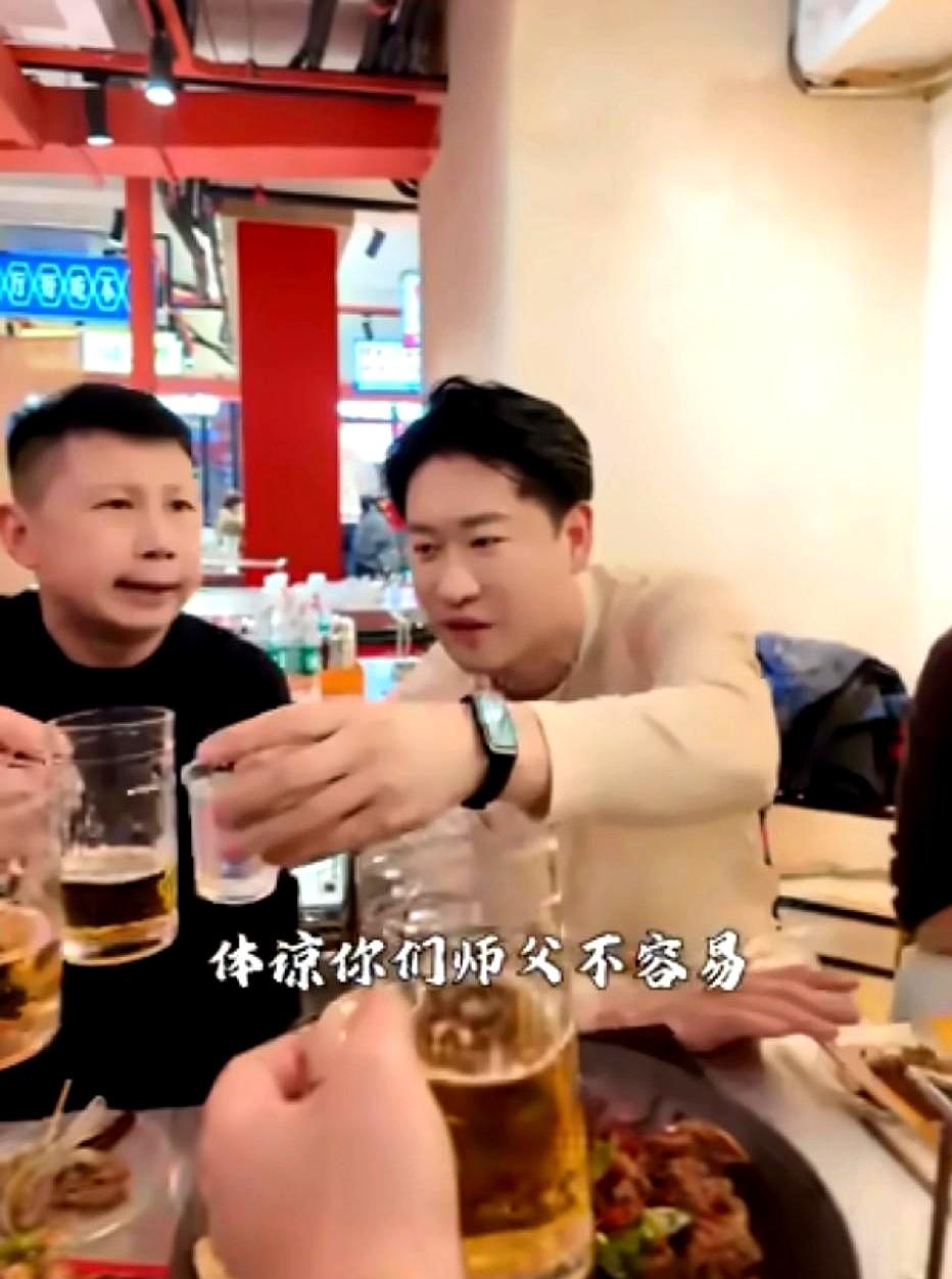 曹云金带着何云伟跟一众徒弟们聚餐。何云伟突然就对着徒弟们讲起了大道理，让