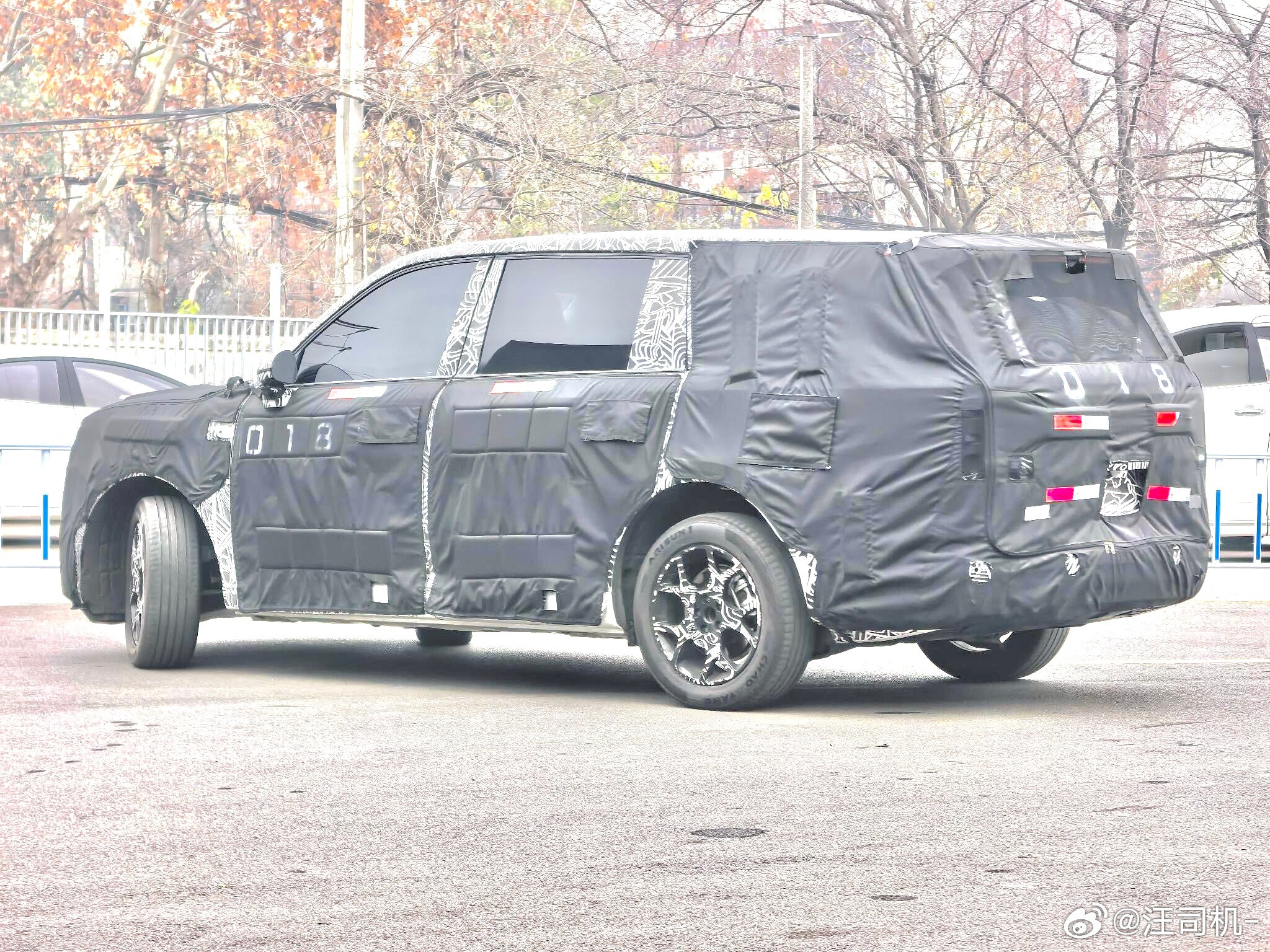 小米的增程大SUV，并没有采用零阶差车窗，前悬架可能还是麦弗逊的。小米的重头产品