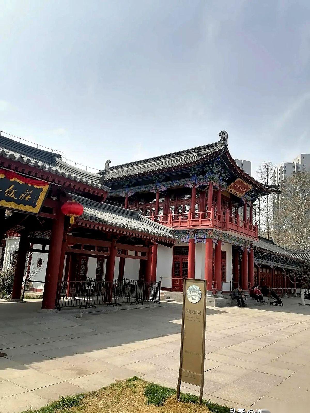 搜狐创始人张朝阳，一个身价百亿的互联网大佬，跑到港科大讲台上去，底下坐的全是物理