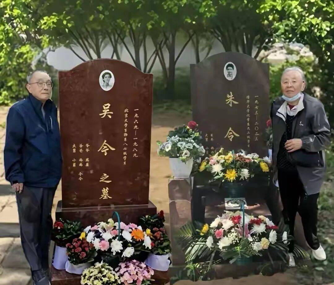 万安公墓的合影，没有笑容的全家福，三十年后才拍的团圆照。4月11日清明，吴承之
