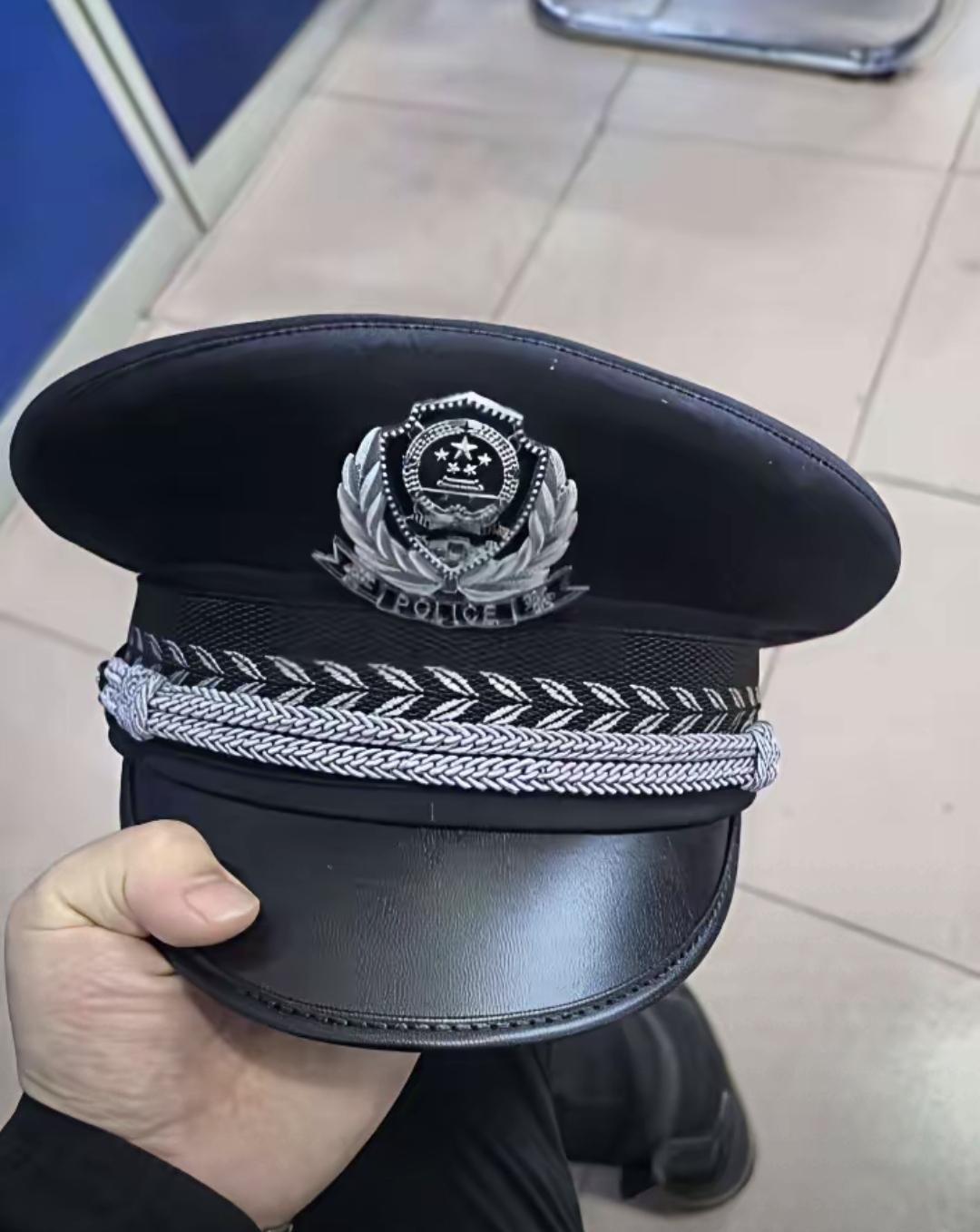 最近听说不少地方的警察开始换衣服，不是全部换新，而是慢慢替换旧的。说是能省钱，反